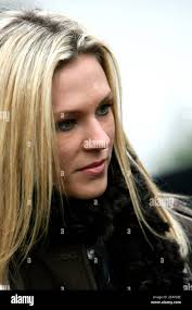 Singer Lorie lance la nouvelle opération pièces Jaunes, lors d'une  conférence de presse tenue à la Fondation Ellen Poidatz à Saint  Fargeau-Ponthierry près de Paris, France, le 17 janvier 2008. Photo de