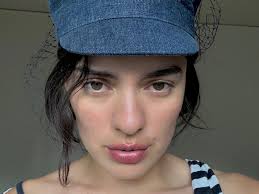 Mi primer album 1-800-KABLITO-BABY ya es de ustedes!! 🥹 k emoción poder  finalmente compartir esta música después de 2 años de silencio. Este álbum  es muy especial para mí xq me llevó