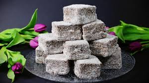 Bei der herstellung kann man an mehreren kriegsschauplätzen gleichzeitig arbeiten oder arbeiten lassen und wie man die tropfen in den kuchen bekommt, ist echt eine witzige idee! Saftige Weiche Kokoswurfel Cupavci Schoko Kokos Kuchen Soft Homemade Lamingtons Youtube