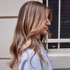 Wir wollen nicht gold, nicht silber, sondern bronze! Von Face Framing Uber Color Melting Das Sind Die Haarfarben Trends Fur Den Herbst Vogue Germany