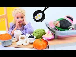 Juegos de cocina interesantes y divertidos harán las delicias de todos los visitantes del juegos de ordenador, que ofrecen al niño la oportunidad de aprender más acerca de las carreras de una manera divertida, y para entender lo que. Preparamos Marisco En La Cocina De Barbie Juegos De Cocina Para Ninas Munecas Y Juguetes Youtube