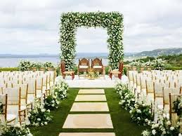 Tema ini sangat evergreen kerana hiasan dan rekaannya tidak jemu dipandang. Inspirasi Dekorasi Pelaminan Bunga Yang Megah Dan Elegan Wedding Market