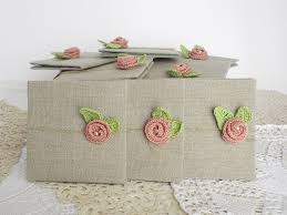Finalmente, se volete ottenere la nuova ispirazione e l'ultima immagine partecipazioni shabby chic fai da te personalizzate seguali prego con il segnalibro questo luogo. Partecipazioni Matrimonio Shabby Chic Alluncinetto It