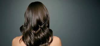 L’acqua inoltre da sola non può lavare via il sebo, e un eccesso fa ingrassare la cute a tal punto che si ostruiscono i follicoli, magari si infiammano pure con conseguente dermatite che si può estendere su tutto il corpo (specie viso, petto e schiena) e … Lavarsi I Capelli Con Sola Acqua