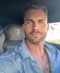 ICH BLEIBE GENAU SO WIE ICH BIN ! Ich möchte nicht, dass sich meine Hater  u. Neider langweilen müssen… LIEBE GEHT RAUS💙😘💙 #dankbarkeit  #armundhässlich #freunde #gesundheit #nichtsistunmöglich #fitness #tattoo  #hate #neid #liebe #