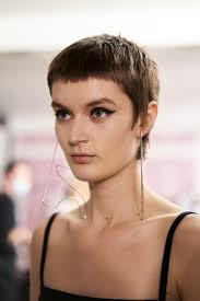 Per chi la ama e per chi . Questi 9 Tagli Capelli Corti Con Frangia Ti Fanno Super Sexy