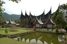 Rumah gadang utama biasanya dibangun di atas tanah yang cukup luas dan milik keluarag induk secara turun temurun. Arsitektur Rumah Gadang Rumah Adat Minangkabau