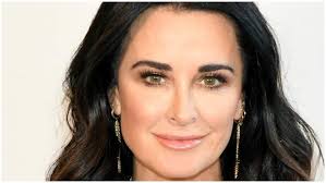 Kyle richards is back home and healing following her hospitalization sunday after she walked into a beehive in her yard. Kyle Richards To Star In The Real Housewives Of The North Pole Heavy Com