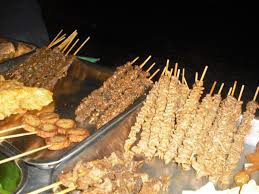 Keduanya disajikan bersama bumbu kacang yang sarat rempah. Hmmmm Mari Nikmati Aneka Sate