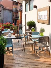 Tavoli e sedie varie soluzioni da intero ed esterno da ingrosso arredamenti troverai una vasta scelta di tavoli e sedie nello stile che preferisci e per tutta gli ambienti della casa, tavoli e sedie per la cucina, per il salotto, per lo studio e anche per l´esterno. Arredare Esterno Bar Arredare Ingresso Casa