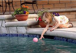 Resultado de imagem para crianças perigo em piscinas