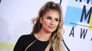 Jessie James Decker Cries After Discovering Awful Reddit Hate Page