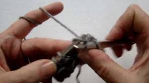 Meine schals sind aus pomponwolle und ganz angenehm zu tragen. Schal Stricken Schal Aus Pomponwolle Maschenanschlag Kraus Rechts Abketten Youtube