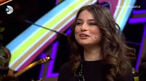 Gazanfer özcan ve gönül ülkü tiyatrosunda oyunculuk üzerine eğitim alan ayça ayşin turan, sinop belediye konservatuvarı'nda da ders aldı. Beyaz Show Ayca Aysin Turan In Sakarliklari Youtube
