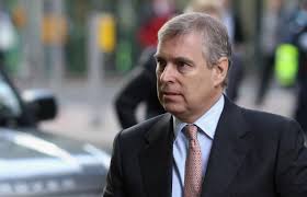 Ein foto zeigt maxwell und spacey auf dem thron. Prince Andrew Is Not Cooperating In Jeffrey Epstein Sex Investigation