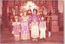 Keistimewaan keturunan ini sering dilihat daripada segi budaya mereka, terutamanya daripada segi pakaian. Tamadun Asia Tenggara Baba Dan Nyonya Di Melaka Melaka Good Books Second World