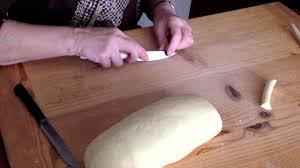 Dopo il sequestro di un pacco di orecchiette fatte a mano dale nonne di bari vecchia, infuria la polemica sulle etichette. Ricetta Orecchiette Pugliesi Fatte In Casa Youtube