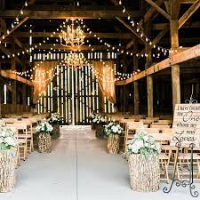 Refined Rustic Barn Wedding Ceremony With Tree Stumps Along Aisle Barnwedding Refinedrustic Weddingceremony Decor Bruiloft Bruiloft Trouwceremonie