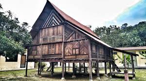 Bahan kayu terbukti memiliki kekuatan yang prima sehingga penggunaannya tahan lama. Siapa Tukang Kahar Sampai Rumahnya Pun Dijadikan Muzium Diletakkan Bersebelahan Istana Lama Seri Menanti Libur