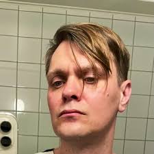 Tullamore Dude🦚 على X: "Innan ni dömer 70-talister alltför hårt, ska ni  veta att vår höjdpunkt på veckan var när Arne Hägerfors kallade Dolly  Parton för Dolly Patton (pansargeneralens fru) i ett