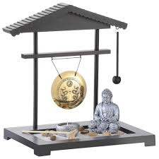 Shunmyo masuno gartendesigner professor und zen priester hatte es im jahr 2001 übernommen einen japanischen garten mit traditionellen stilelementen zu realisieren. Zen Garten Gong Miniatur Deko Mit Buddhafigur Fur Zu Hause