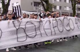 Torcedores do Botafogo protestam contra diretoria antes de jogo pelo Carioca