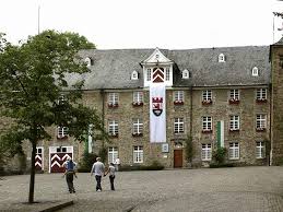 Wir wünschen ihnen einen schönen, virtuellen aufenthalt und hoffen, sie auch bald persönlich in unserer schönen stadt begrüßen zu können. Schloss Huckeswagen