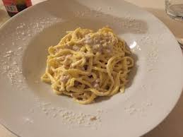 Alzate la fiamma ed aggiungete la salsiccia, facendola rosolare velocemente girando con il cucchiaio di legno. Spaghetti Alla Chitarra Con Ragu Bianco Di Salsiccia Fresca E Tartufo Bianco Picture Of La Taverna Del Castoro Bologna Tripadvisor