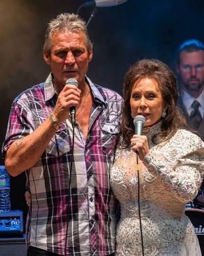 FEELINS'" WAS WRITTEN IN 1975 — BUT IT TOOK 38 YEARS FOR LORETTA LYNN'S OWN SON TO SING IT BESIDE HER ON STAGE. Greensboro, North Carolina. May 10th, 2013. Loretta Lynn walked