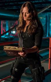 She began her career in front of the camera at age 18, when she started modeling. Verdammte Apokalypse Van Helsing Staffel 3 Review