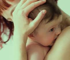 Kinder kommen durch Frauenkraft.