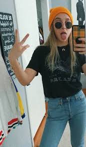 Emma Chamberlain Black And Blond Hair Pin On Fre H Fashion