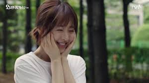 Ürkek kişiliği ve kendine olan güvensizliğinden dolayı hiç arkadaşı yoktur. Review Oh My Ghostess 2015 The Drama Corner