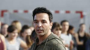 In 1989, he was spotted by angela lorente of tf1 and by cédric naimi. Mauvaise Nouvelle Pour Kamel Ouali L Ancien Coach De La Star Academy A Ete Cambriole