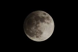 eclipse of the moon 地球运行到月亮和太阳的中间时, 太阳的光正好被地球挡住, 不能射到月亮上去, 因此月亮上就出现黑影, 这种现象叫月食。 2020å¹´å°†å‡ºçŽ°4æ¬¡åŠå½±æœˆé£Ÿ ç¬¬ä¸€æ¬¡å°±åœ¨1æœˆ11æ—¥ ä¹Ÿæ˜¯åŠå½±é£Ÿåˆ†æœ€å¤§çš„ä¸€æ¬¡ Leesharing