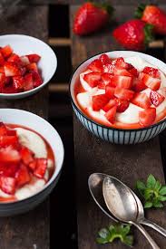 Cremigster Vanillequark Mit Erdbeeren Aus Vier Zutaten Rezept Lebensmittel Essen Essen Erdbeeren