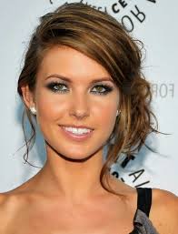 Voici une coiffure simple de mariage qui fait cependant toujours son petit effet. 10 Coiffures Pour Adopter Un Look De Star Beaute Mode Tendances