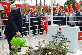 İstanbul arnavutköy belediyesinin 15 temmuz demokrasi ve milli birlik günü etkinlikleri kapsamında düzenlediği ömer halisdemir 5. Presidency Of The Republic Of Turkey President Erdogan Visits Martyred Nco Halisdemir S Grave