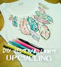 Diy Upcycling Shirt Mit Federn T Shirt Bemalen Upcycling Shirts T Shirt Bemalen Diy Kleidung Upcycling