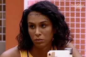 Patrícia Poeta 'causa' ao aparecer diferente e web reage: "Estranha"