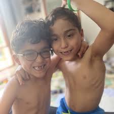 La science, malgré ses innombrables prouesses, n'a pas livré tous ses  secrets. Parlez-en à Alejandro-Matteo, dont les malformations congénitales  ne sont toujours pas expliquées. Contrairement à son frère jumeau  identique, Alejandro compose