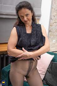 Mature Lady M. rips open her pantyhose and starts masturbating - Mature.nl