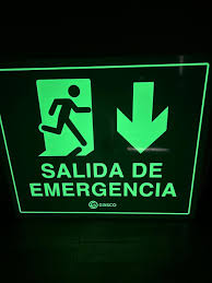 Señalización de evacuación normativa fotoluminiscente de alta intensidad para plantas industriales