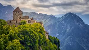 De hoofdstad vaduz is een belangrijk centrum van internationale handel en bankieren. Die Schonste Seite Der Alpen Liechtenstein Fur Naturliebhaber