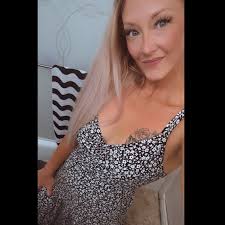 No makeup and a Red Bull. It's my new normal 👌🏼 • • • #scrublife  #nomakeup #redbull #momlife #singlemom #mommabear #mompreneur #longhair  #jumpsuit #quarantine #iguessthisismylifenow #thickgirlenergy