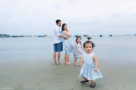 فوتوسيشن عائلي مليء بالحب مع الاطفال علي البحر Family Photo Sessions Photo Sessions White Dress