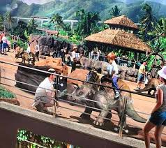 Impressive facade of Honolulu Zoo displaying a grand entrance with tropical vegetation