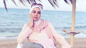 نشرت أمس الفنانة منة شلبي، صورة برفقة الفنانة المعتزلة حنان ترك، عبر موقع التدوينات المصغرة تويتر، معلقةً عليها: Ø³Ø¬Ù† ÙˆØª Ù‡Ù… Ù…Ù„ÙÙ‚Ø© Ø¨Ø§Ù„Ø¯Ø¹Ø§Ø±Ø© ÙˆØ­ÙŠØ§Ø© Ø²ÙˆØ¬ÙŠØ© Ø¨Ø§Ø¦Ø³Ø© Ø­Ù†Ø§Ù† ØªØ±Ùƒ ÙƒÙ…Ø§ Ù„Ù… ØªØ¹Ø±ÙÙ‡Ø§ Ù…Ù† Ù‚Ø¨Ù„