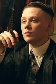 Peaky blinders is a british period crime drama television series created by steven knight. John Shelby Peaky Blinders Peaky Blinders Filmes De Mafia Rapazes Bonitos