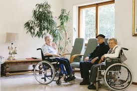 La casa albergo trinacria è una casa di cura per anziani immersa nel verde a sciacca, in provincia di agrigento. Come Scegliere Una Residenza Per Anziani Le Querce Casa Dei Nonni